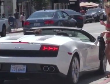 Βίντεο: Άνδρας με Lamborghini δείχνει πόσο εύκολες είναι οι γυναίκες